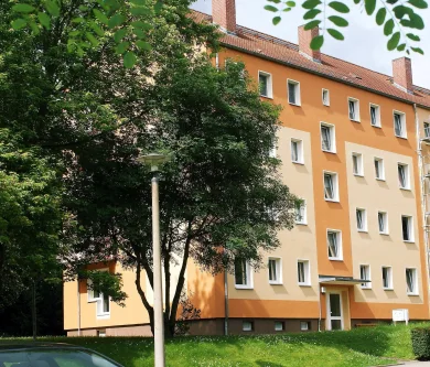 Hausfassade - Wohnung mieten in Zeitz - Wohnen im sanierten Altbau in Zeitz - 3-Raum-Wohnung im 3. OG zu vermieten! 