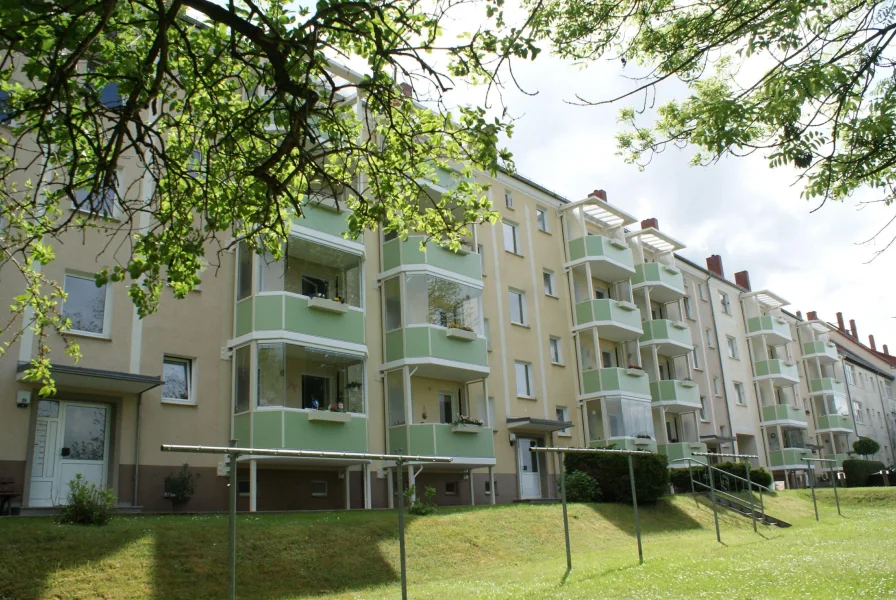 Hausansicht mit neuen Balkonen - Wohnung mieten in Zeitz - Wohnen im sanierten Altbau Innenstadt Zeitz - Vermietung einer 3-Raum-Wohnung mit Balkon  !