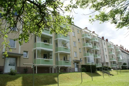 Hausansicht mit neuen Balkonen - Wohnung mieten in Zeitz - Wohnen im sanierten Altbau Innenstadt Zeitz - Vermietung einer 3-Raum-Wohnung mit Balkon  !