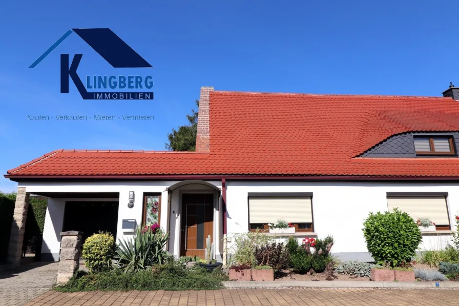 Hausansicht - straßenseitig - Haus kaufen in Elsteraue - DHH in der Elsteraue OT Tröglitz mit Grundstück, Pool, Garage und Stellplatz zu verkaufen!