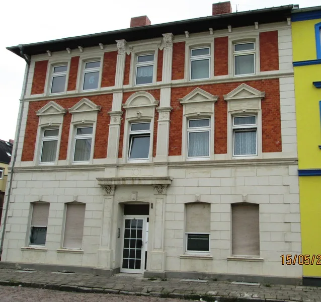 Straßenansicht - Wohnung mieten in Staßfurt - 1-Raum-Wohnung mit separater Küche und Bad im Stadtzentrum von Staßfurt  2. OG rechts