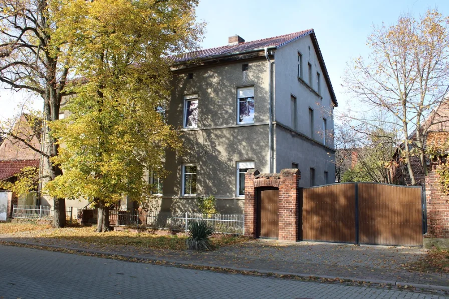 Ansicht von vorn - Haus kaufen in Coswig - ***Verkauft***Vierseitenhof mit saniertem Wohnhaus