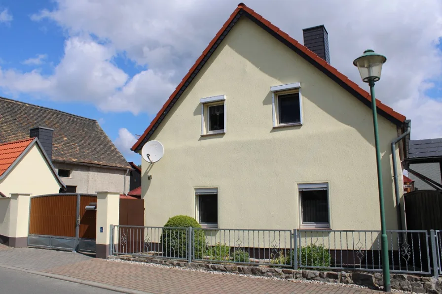 Straßenseitige Ansicht - Haus kaufen in Bad Schmiedeberg - ***VERKAUFT*** Einfamilienhaus in Bad Schmiedeberg