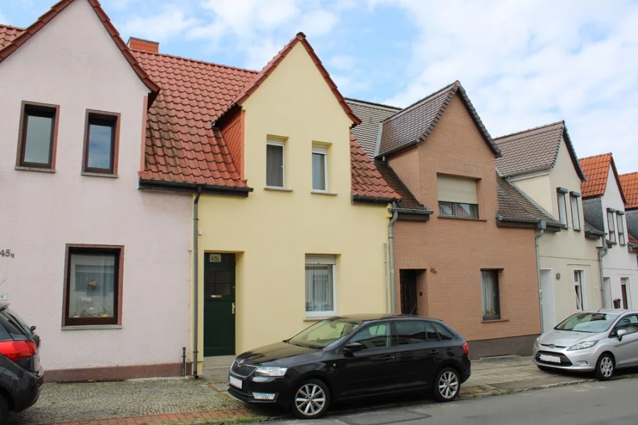 Hausansicht von vorn  - Haus kaufen in Coswig - Einfamilienreihenhaus in Coswig (Anhalt)