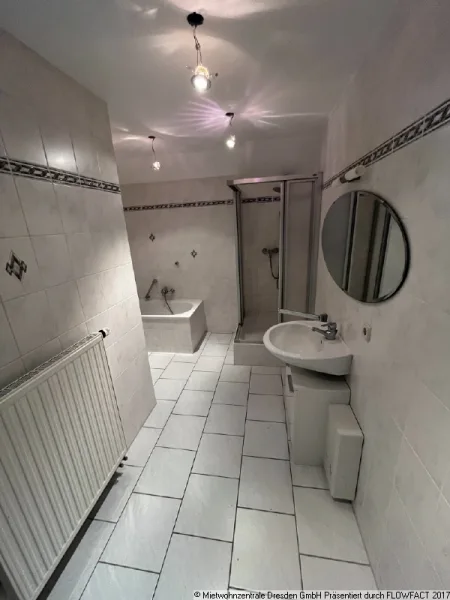 Bad - Schicke 3-Raum DG Wohnung mit Lift, Badewanne und Dachterasse  in Kamenz !!!