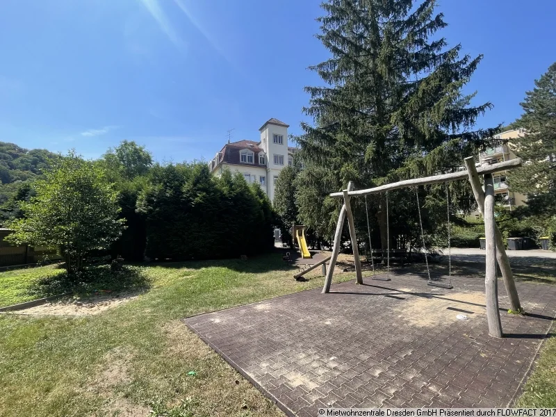 Spielplatz - Schöne 4-Raum Wohnung mit Terrasse und 2 Bädern in Kreischa !!!