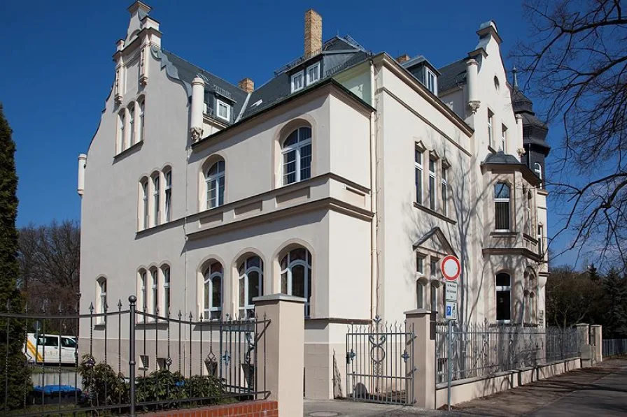 Villa vorn mit Zufahrt - Zinshaus/Renditeobjekt kaufen in Torgau - Hochwertig sanierte Jugendstil-Villa mit Mehrfamilienhaus