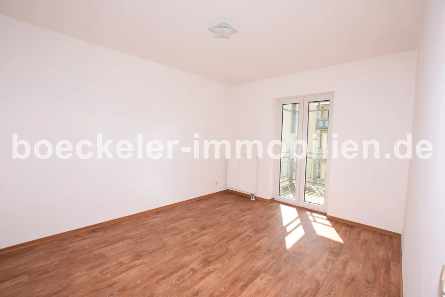 Wohnzimmer - Wohnung mieten in Weißenfels - Ruhige Toplage in Weißenfels - mit Balkon