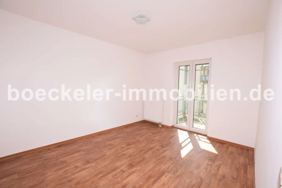 Wohnzimmer - Wohnung mieten in Weißenfels - Ruhige Toplage in Weißenfels - mit Balkon