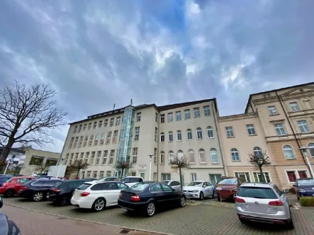 Objektansicht mit Parkplatz - Büro/Praxis mieten in Hohenstein-Ernstthal - kleine praktische Bürofläche in Hohenstein-Ernstthal mieten