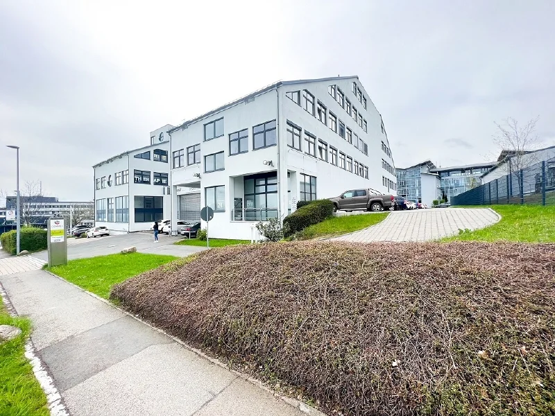 Gebäudeansicht - Büro/Praxis mieten in Kesselsdorf - In Autobahnnähe | 647 m² Bürofläche in Kesselsdorf zur Miete
