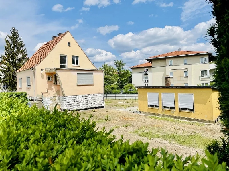 Seitenansicht - Haus kaufen in Dresden - Einfamilienhaus mit Bauland in Dresden Leubnitz-Neuostra zum Kauf