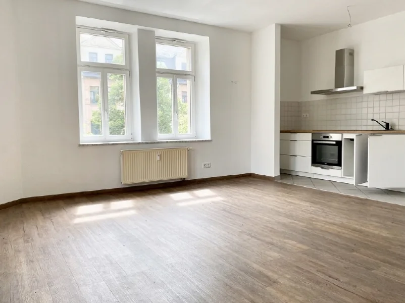 Wohnzimmer mit offener Küche - Wohnung kaufen in Chemnitz - vermietete 2-Raumwohnung - hochwertig saniert - in Chemnitz kaufen