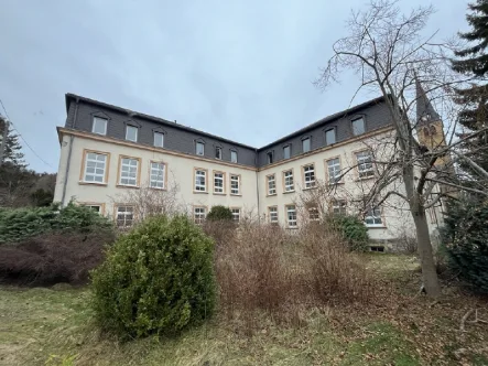 Westansicht - Grundstück kaufen in Jahnsbach - Grundstück bebaut mit Gewerbeobjekt oder Schule zur Entwicklung kaufen