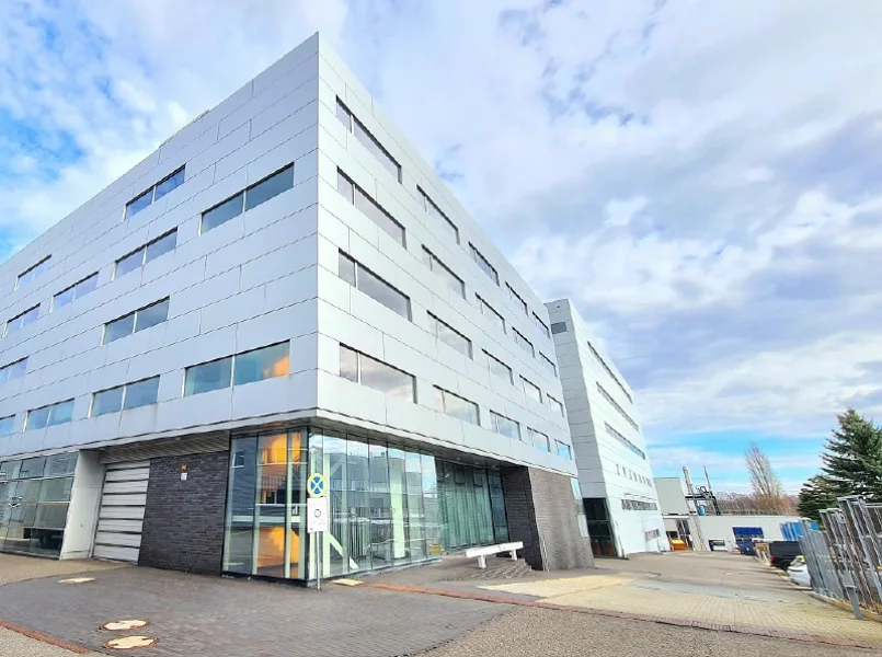 Außenansicht - Halle/Lager/Produktion mieten in Freiberg - Rund 5.000 m² Gewerbefläche für Produktion, Forschung und Entwicklung in Freiberg zur Miete