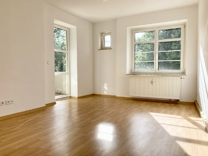 Wohnzimmer mit Balkon - Wohnung kaufen in Chemnitz - sofort verfügbar - 3-Raumwohnung mit Balkon Chemnitz Hilbersdorf