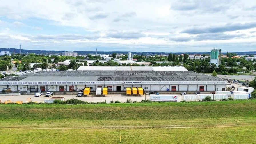 Außenansicht - Halle/Lager/Produktion mieten in Dresden - Rarität! Logistikhalle mit Rampen an der A4 Richtung Leipzig und Berlin zur Miete!