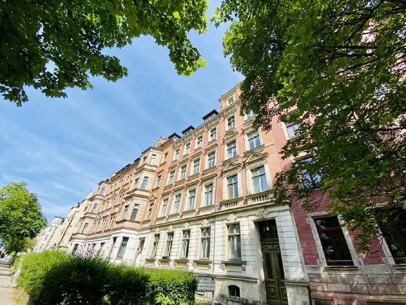 Hausansicht Straßenseite - Wohnung kaufen in Chemnitz - Dachgeschosswohnung mit Einbauküche in Chemnitz Kaßberg kaufen