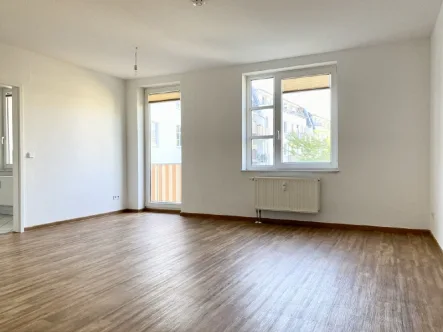 Wohnzimmer - Wohnung mieten in Chemnitz - helle 1-Raumwohnung mit Balkon und EBK in Schloßchemnitz mieten
