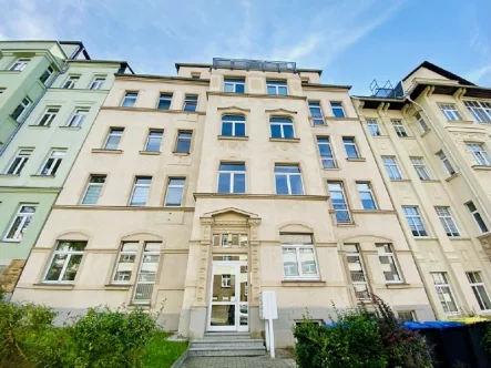 Hausansicht Straßenseite - Wohnung mieten in Chemnitz - sofort verfügbar - 2-Raumwohnung mit Balkon + neuer EBK in Bernsdorf mieten