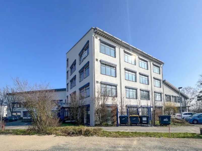 Gebäudeansicht 2 - Büro/Praxis mieten in Pirna - 241 m² zur Miete: Büro in modernem Bürohaus Gewerbegebiet Pirna-Sonnenstein