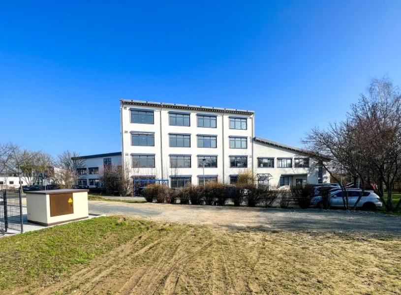 Gebäudeansicht - Büro/Praxis mieten in Pirna - 261 m² zur Miete: Büro in modernem Bürohaus Gewerbegebiet Pirna-Sonnenstein