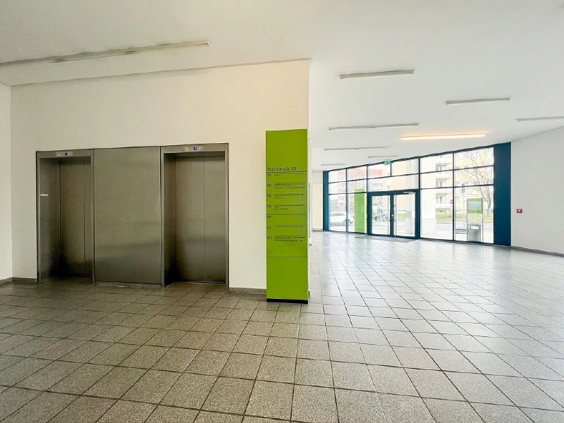 Eingang mit Aufzügen