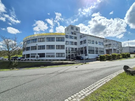 Gebäudeansicht 1 - Büro/Praxis mieten in Kesselsdorf - In Autobahnnähe | 733 m² Bürofläche in Kesselsdorf zur Miete