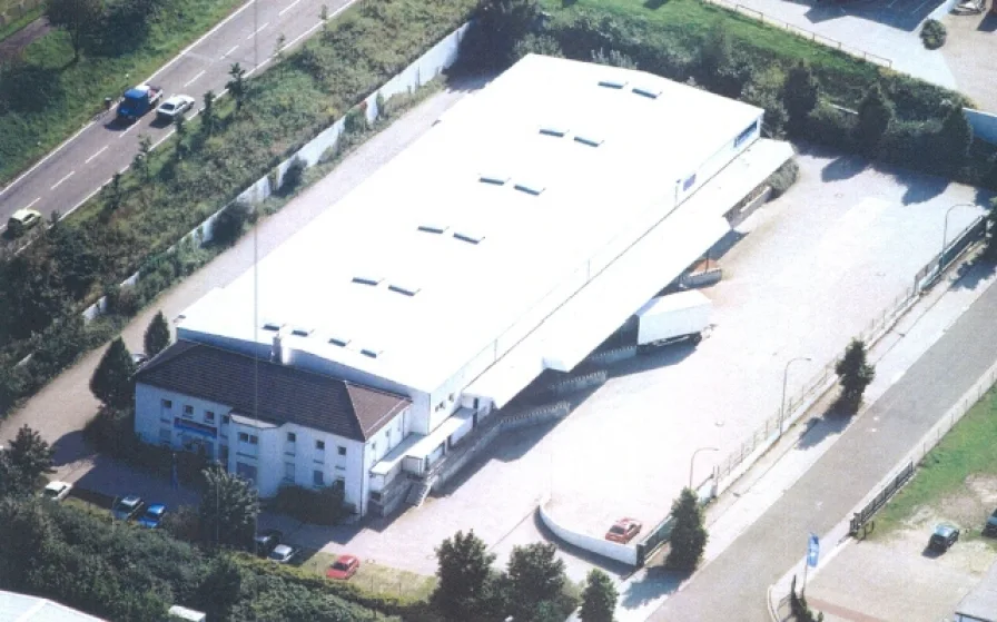 Ansicht von oben - Halle/Lager/Produktion kaufen in Mittelbach - Logistik- Gewerbehalle bei Chemnitz mit 2 LKW Toren, 5 Rampen und mit Büro zu verkaufen