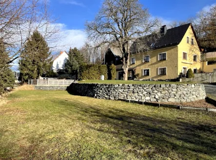 Straßenansicht mit großen Grundstück - Haus kaufen in Glashütte - TOP!!! Einfamilienhaus mit Einliegerwohnung nahe Dresden zum Kauf!