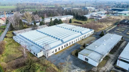 Gebäudeansicht - Halle/Lager/Produktion mieten in Coswig - 5.100 m² beheizte Hallenfläche in Coswig bei Dresden zur Miete