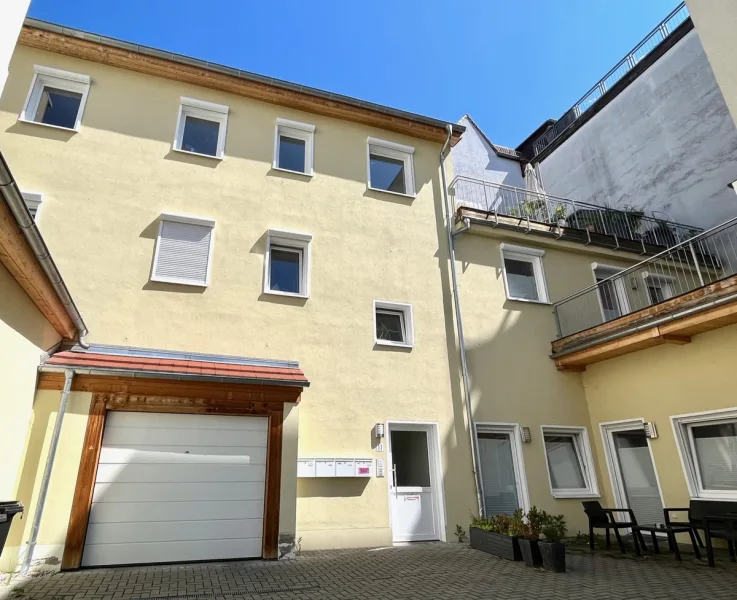 Hausansicht mit Dachterrasse - Wohnung kaufen in Jena - Wohnung mit Dachterrasse in der Innenstadt von Jena! Zentral selbst Wohnen oder zur Kapitalanlage!