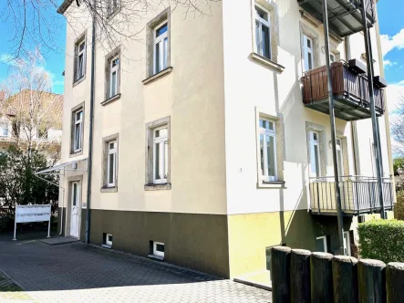 Hauszugang - Wohnung kaufen in Dresden - Zur Selbstnutzung FREI! Frisch renovierte 3 Raumwohnung mit Balkon, Bad NEU,plus Hobbyraum