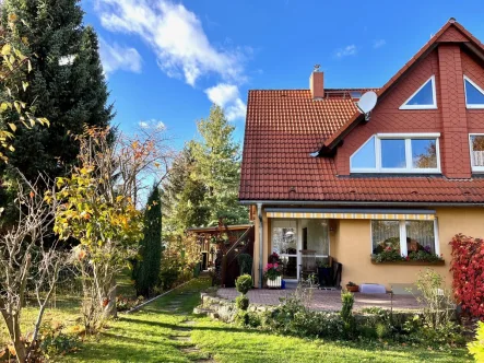 Hausrückseite mit Terrasse - Haus kaufen in Struppen - Doppelhaushälfte mit Platz für die Familiein grüner, ruhiger Wohnlage