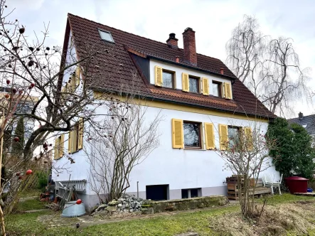 Hausansicht Garten - Haus kaufen in Oberasbach / Unterasbach - Haus auf großem Grundstück in Unterasbach,zusätzliche Möglichkeit der Neubebauung mit EFH