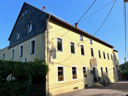 Straßenansicht mit Zugang Biergarten - Haus kaufen in Bannewitz / Börnchen - Haus zum Umbau als Mehrfamilienhaus inkl. zus. Baugrundstück im Speckgürtel von Dresden