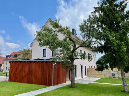 Schrägansicht mit Carport und Garten - Haus kaufen in Dresden - Zum Bezug FREI! Doppelhaushälfte! Energiewert A+Traumhafte Lage und Ausstattung die begeistert!