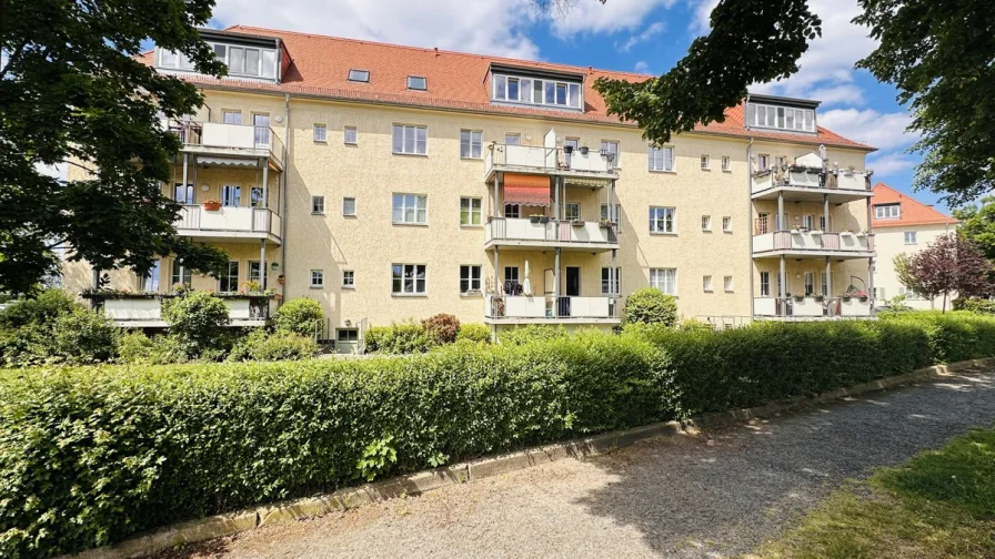 Hausansicht Balkonseitig  - Wohnung kaufen in Dresden - Denkmal in Dresden-Seidnitz, 2011/12 kernsaniert!