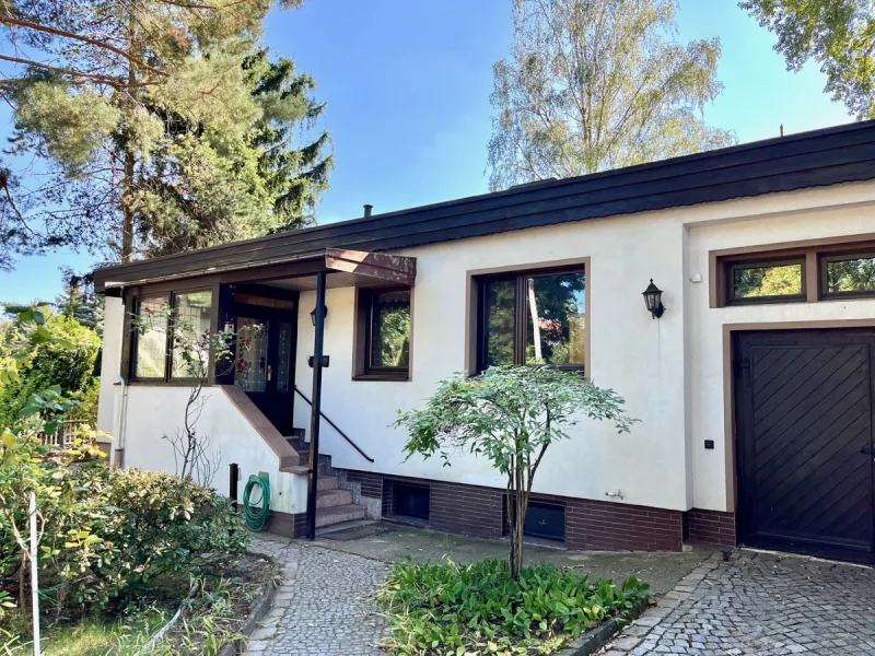 Vorderansicht nah 2 - Haus kaufen in Dresden / Kleinzschachwitz - Rarität zur Selbstnutzung in Top-Lage! Voll unterkellerter Bungalow mit Garage und Nebengelaß