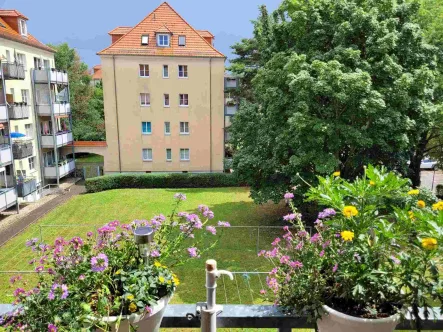 Aussicht in den Innenhof - Wohnung kaufen in Dresden - Kapitalanlage -sonnige 2-Zimmerwohnung mit Balkon in Dresden Mickten
