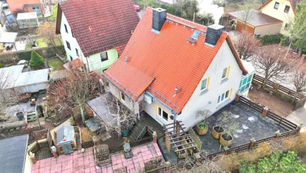 Rückseite mit Terrasse - Haus kaufen in Radebeul - Einfamilienhaus mit Wintergarten in Radebeul-Lindenau