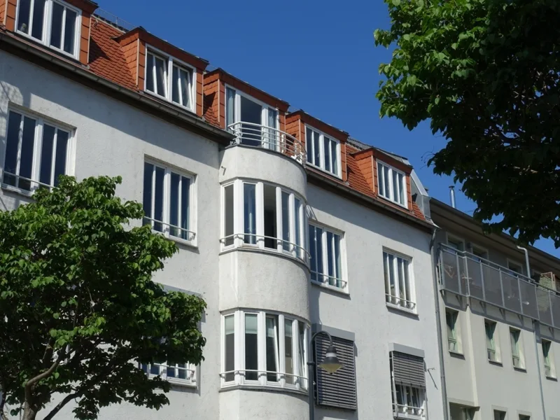 Hausansicht - Straßenseite - - Wohnung kaufen in Dresden - Nur wenige Minuten zur Elbe, 2-Zimmer Maisonettewohnung in Dresden-Pieschen