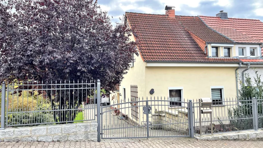 Hausansicht_Straßenseite - Haus kaufen in Coswig - Hier könnten Sie sofort einziehen - Doppelhaushälfte in Coswig