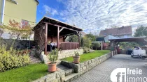 Hof mit Carport und Pavillon 