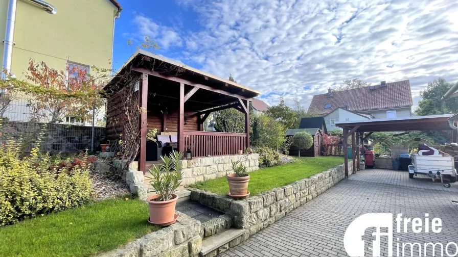 Hof mit Carport und Pavillon 