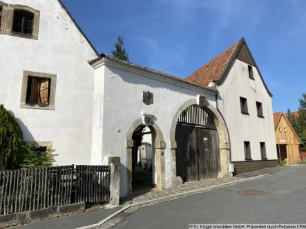 Straßenansicht - Haus kaufen in Dresden - Sanierungsbedürftiges Denkmal in schöner Lage