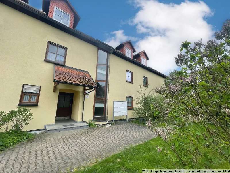 Hausansicht - Wohnung kaufen in Höckendorf - Vermietete 2- Zimmer Wohnung mit zwei Balkonen und Tiefgaragenstellplatz  im Osterzgebirge