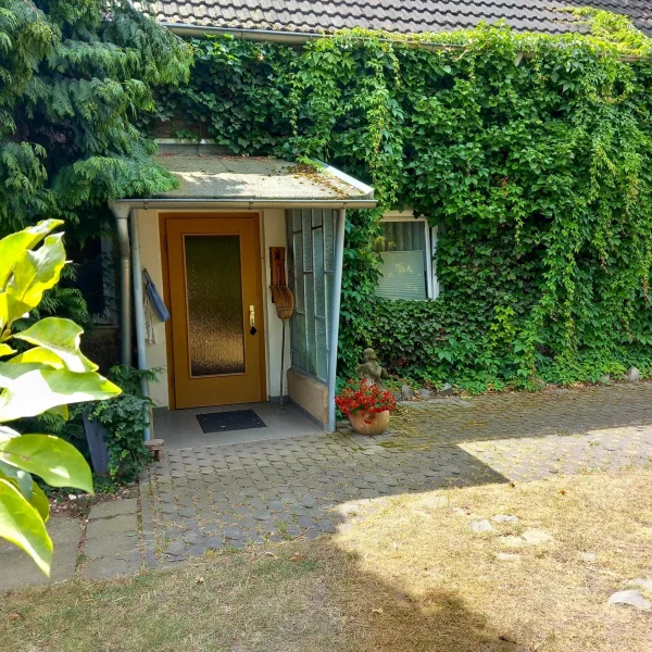 Vordereingang - Haus kaufen in Taucha - Teilmodernisiertes Einfamilienhaus mit großem Garten und Garage