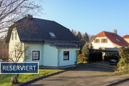 Hausansicht - Haus kaufen in Colditz - Modernisiertes Einfamilienhaus auf Hanggrundstück in Südausrichtung