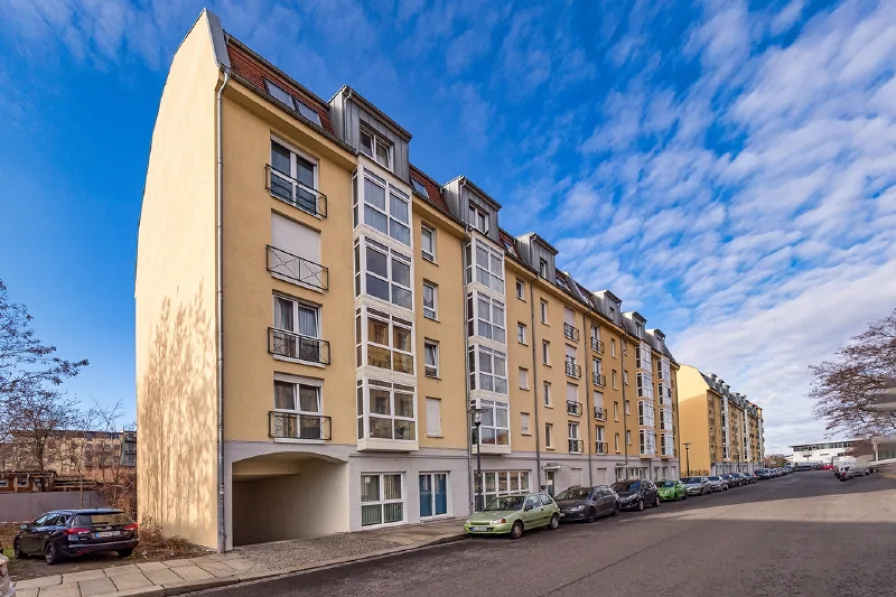 Vorderansicht Gebäude - Sonstige Immobilie mieten in Dresden - Sicherer TG-Stellplatz nahe des Krankenhaus Friedrichstadt.